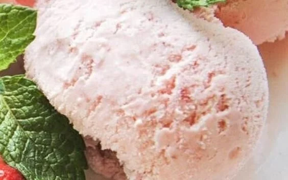 Creamy Rhubarb Vanilla Ice Cream