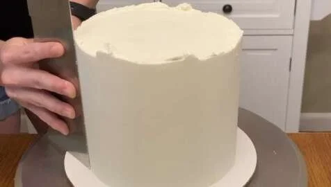 Frost Cake with Smooth Buttercream